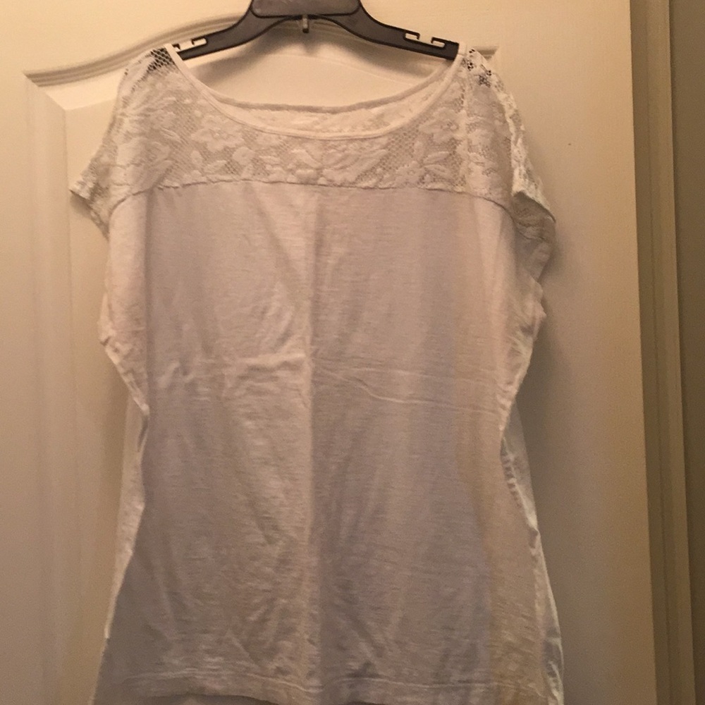 Women’s XL White T-shirt w/lace shoulders